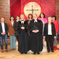 Ehrengäste v. l. n. r.: Bürgermeister Florian Hölzl, Bürgermeisterin Andrea Weiß, Sandra Sesselmann (KV), Dekanin Dr. Nina Lubomierski, Karin Buchner (KV), Pfarrerin Veronika Mavridis, Ruth Müller, MdL (KV) Ilse-Maria Reich, Pfarrer Gotthard Münderlein mit Gattin (KV = Kirchenvorstand)