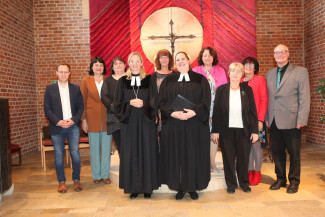 Foto Ehrengäste v. l. n. r.: Bürgermeister Florian Hölzl, Bürgermeisterin Andrea Weiß, Sandra Sesselmann (KV), Dekanin Dr. Nina Lubomierski, Karin Buchner (KV), Pfarrerin Veronika Mavridis, Ruth Müller, MdL (KV) Ilse-Maria Reich, Pfarrer Gotthard Münderlein mit Gattin (KV = Kirchenvorstand)